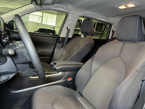 Used 2022 Toyota Highlander LE image 23
