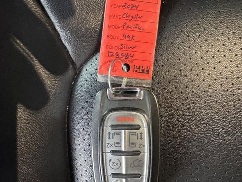 Used 2024 Chrysler Pacifica Touring-L FWD image 35
