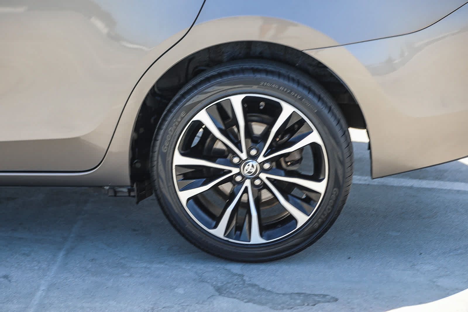Used 2018 Toyota Corolla SE w/ Carpet Mat Package (TMS) FWD image 11