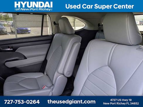 Used 2021 Toyota Highlander XLE AWD/4WD image 19