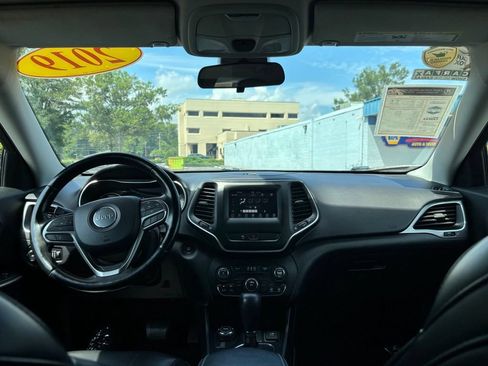 Used 2019 Jeep Cherokee Latitude Plus w/ Cold Weather Group AWD/4WD image 27