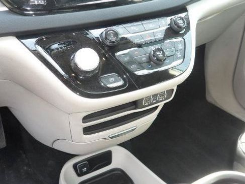Used 2024 Chrysler Pacifica Touring-L FWD image 22