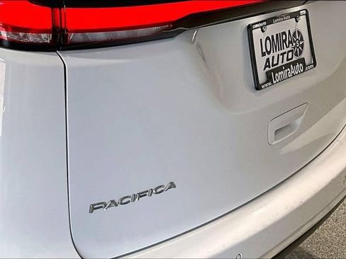 Used 2023 Chrysler Pacifica Touring-L AWD/4WD image 47