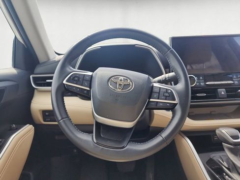 Used 2023 Toyota Highlander XLE AWD/4WD image 13