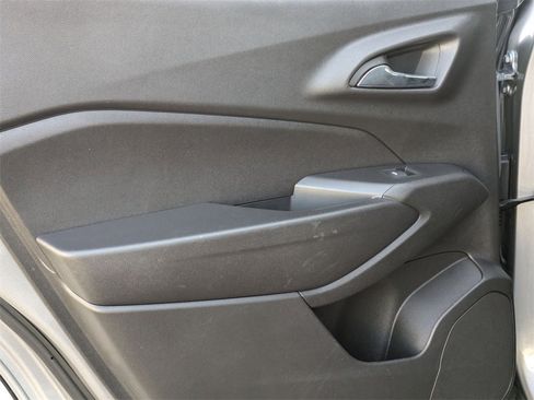 Used 2025 Chevrolet Trax LT w/ LT Convenience Package image 25