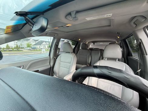 Used 2017 Toyota Sienna XLE w/ XLE Navigation Package FWD image 9