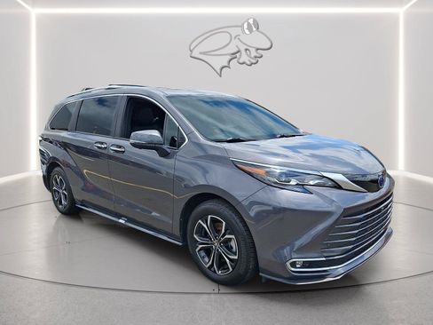Used 2025 Toyota Sienna Platinum AWD/4WD image 6