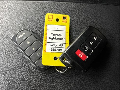 Used 2019 Toyota Highlander XLE AWD/4WD image 40