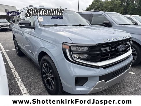 Used 2025 Ford Expedition Platinum AWD/4WD image 1