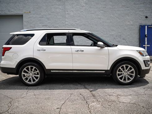 Used 2017 Ford Explorer Limited w/ Equipment Group 301A AWD/4WD image 18