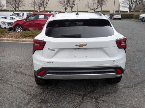 Certified 2025 Chevrolet Trax LT w/ LT Convenience Package image 8