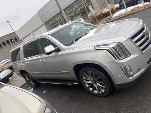 Used 2019 Cadillac Escalade ESV Luxury image 3