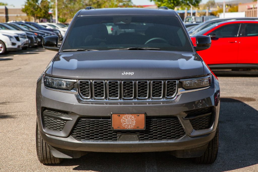 Used 2025 Jeep Grand Cherokee Laredo X w/ Trailer Tow Package AWD/4WD image 3