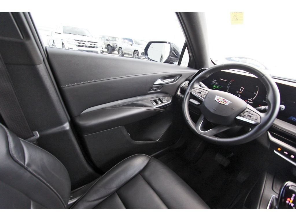 Used 2025 Cadillac XT4 Premium Luxury FWD image 8