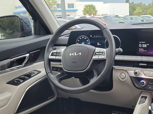 Used 2024 Kia Telluride SX w/ Towing Package FWD image 3