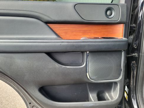 Used 2019 Lincoln Navigator Select image 10