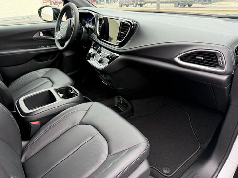 New 2026 Chrysler Pacifica Select image 9