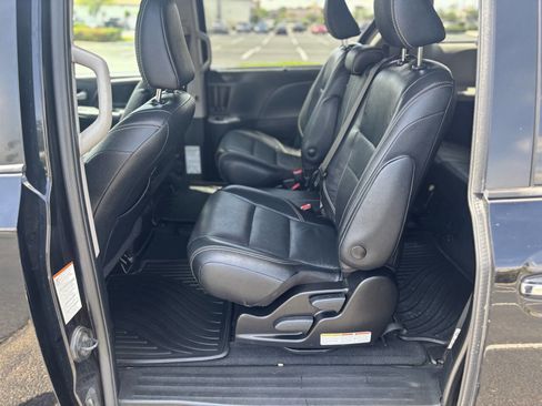 Used 2018 Toyota Sienna SE Premium w/ Carpet Mat Package image 20