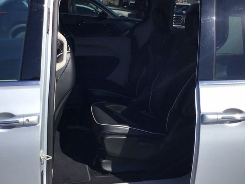 Used 2023 Chrysler Pacifica Limited image 13