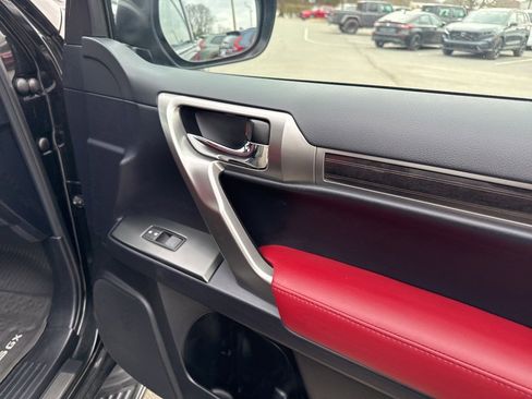 Used 2023 Lexus GX 460 Premium w/ Premium Package image 16