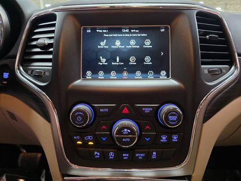 Used 2019 Jeep Grand Cherokee Laredo AWD/4WD image 23