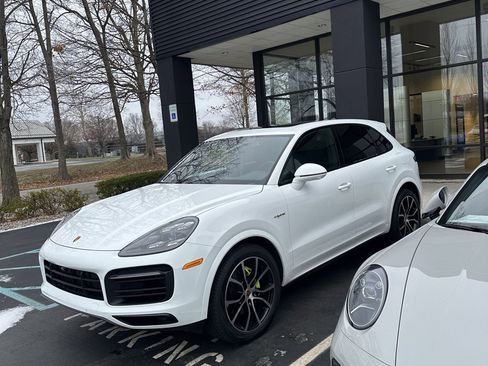 Certified 2022 Porsche Cayenne Platinum Edition image 1