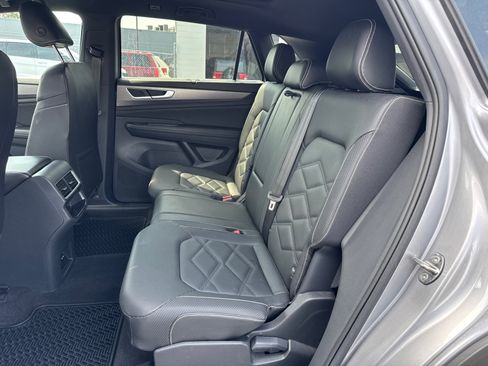 Used 2024 Volkswagen Atlas Cross Sport SE w/ Panoramic Sunroof Package image 6