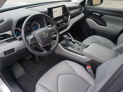 Used 2021 Toyota Highlander XLE image 31