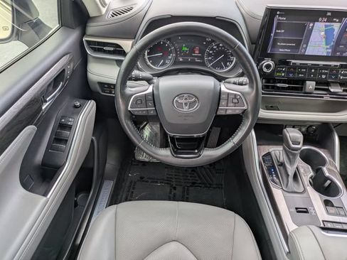 Used 2021 Toyota Highlander Limited FWD image 17