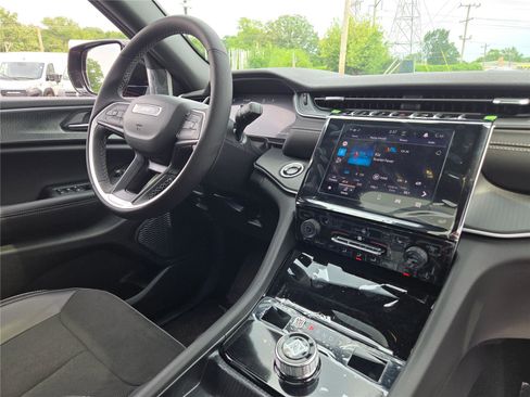 New 2025 Jeep Grand Cherokee Altitude image 7