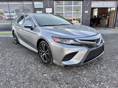 Used 2020 Toyota Camry SE image 3