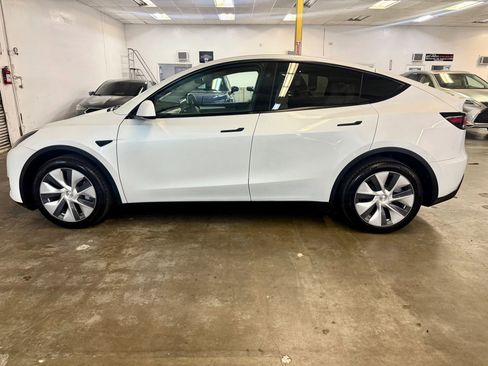 Used 2023 Tesla Model Y Long Range image 8