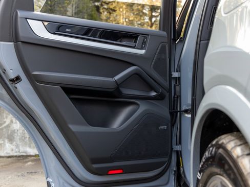 New 2025 Porsche Cayenne E-Hybrid image 38