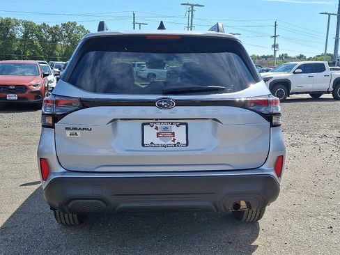 Used 2025 Subaru Forester Premium w/ Convenience Package #1 image 5