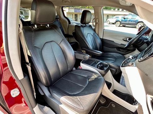 Used 2020 Chrysler Pacifica Touring-L image 18