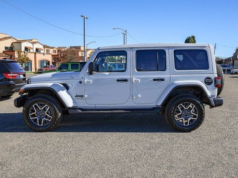 Used 2025 Jeep Wrangler Sahara image 7