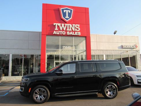 Used 2024 Jeep Wagoneer L Series II w/ Flexible Seating Group AWD/4WD image 1