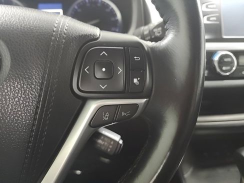 Used 2018 Toyota Highlander XLE AWD/4WD image 32