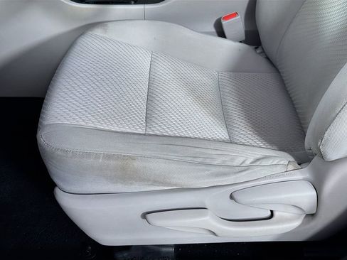 Used 2018 Toyota Highlander LE image 22