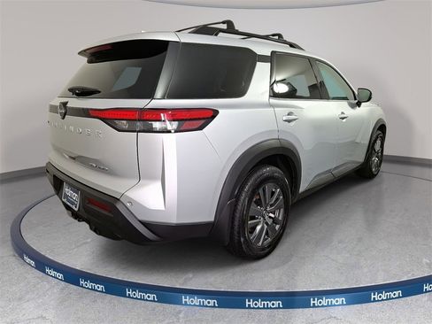 Used 2022 Nissan Pathfinder SV w/ SV Premium Package image 4