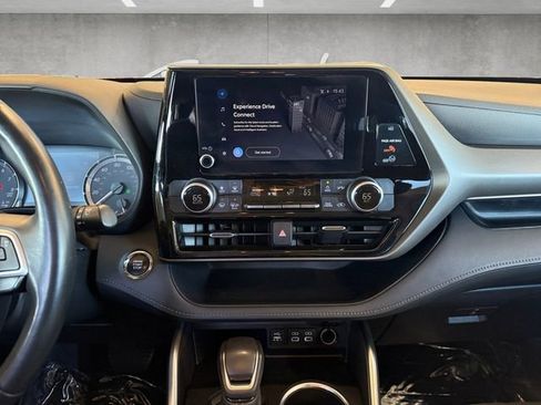 Used 2023 Toyota Highlander L image 3