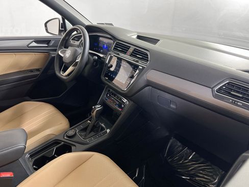 Used 2023 Volkswagen Tiguan SE AWD/4WD image 28