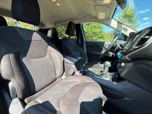 Used 2017 Jeep Cherokee Latitude AWD/4WD image 19