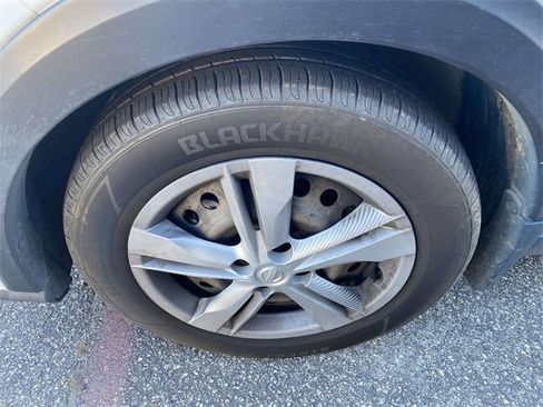 Used 2021 Nissan Kicks S image 4