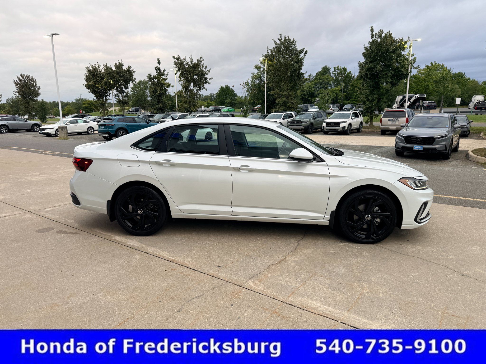 Used 2025 Volkswagen Jetta SE FWD image 7