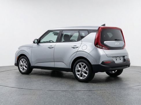 Used 2025 Kia Soul LX w/ LX Technology Package FWD image 6