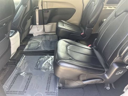 Used 2024 Chrysler Pacifica Touring-L FWD image 25