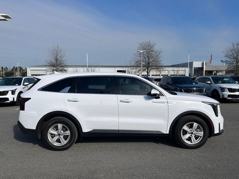 Used 2025 Kia Sorento LX image 9