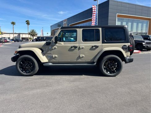Used 2022 Jeep Wrangler Unlimited Sahara w/ Cold Weather Group image 8