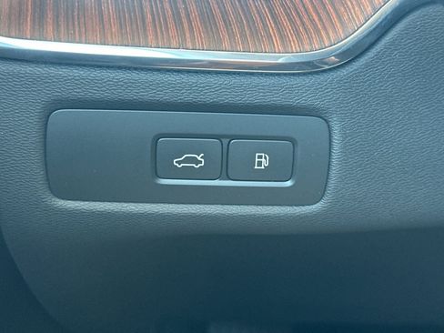 Certified 2023 Volvo XC60 T8 Plus AWD/4WD image 33